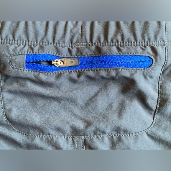 Women’s Under Armor fitted heatgear. Size large - Picture 4 of 5